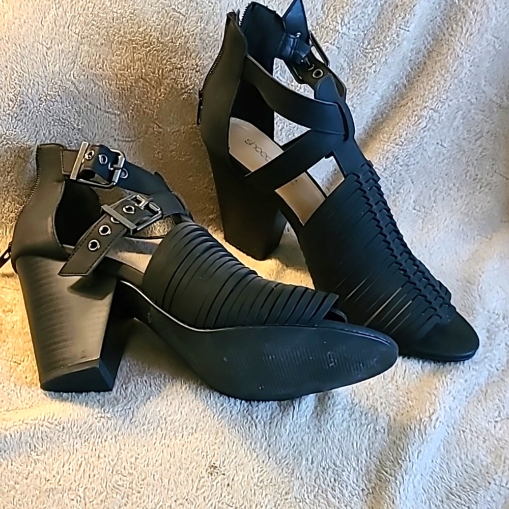 Opened toe black boots
